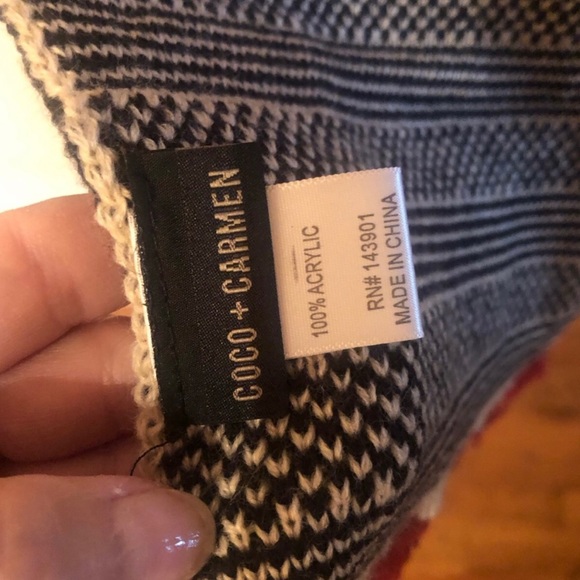 NWOT- reversible deep red & printed scarf with a Deer- Unisex style- fringed - Picture 5 of 5